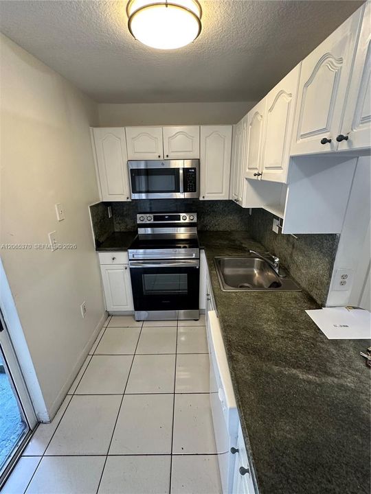 В аренду: $2,350 (2 спален, 1 ванн, 805 Квадратных фут)