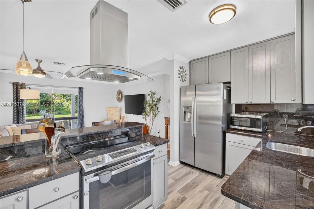 For Rent: $4,800 (3 beds, 2 baths, 1358 Square Feet)