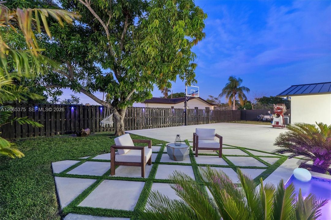 For Sale: $1,800,000 (4 beds, 2 baths, 1948 Square Feet)