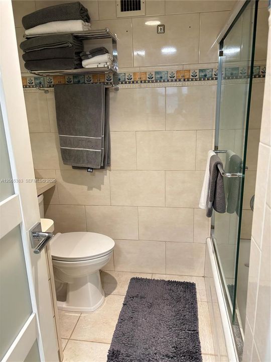 For Rent: $2,400 (1 beds, 1 baths, 855 Square Feet)