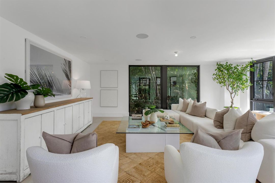 GUEST_LIVING_ROOM_STRAIGHT