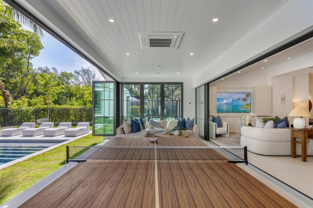 SUNROOM_STRAIGHT