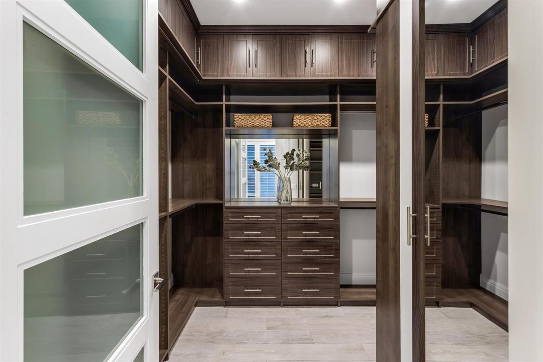 WALK_IN_CLOSET_EB