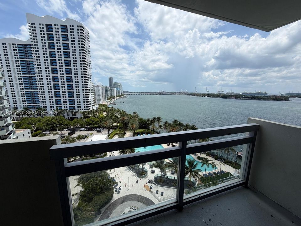 For Sale: $690,000 (2 beds, 2 baths, 1072 Square Feet)