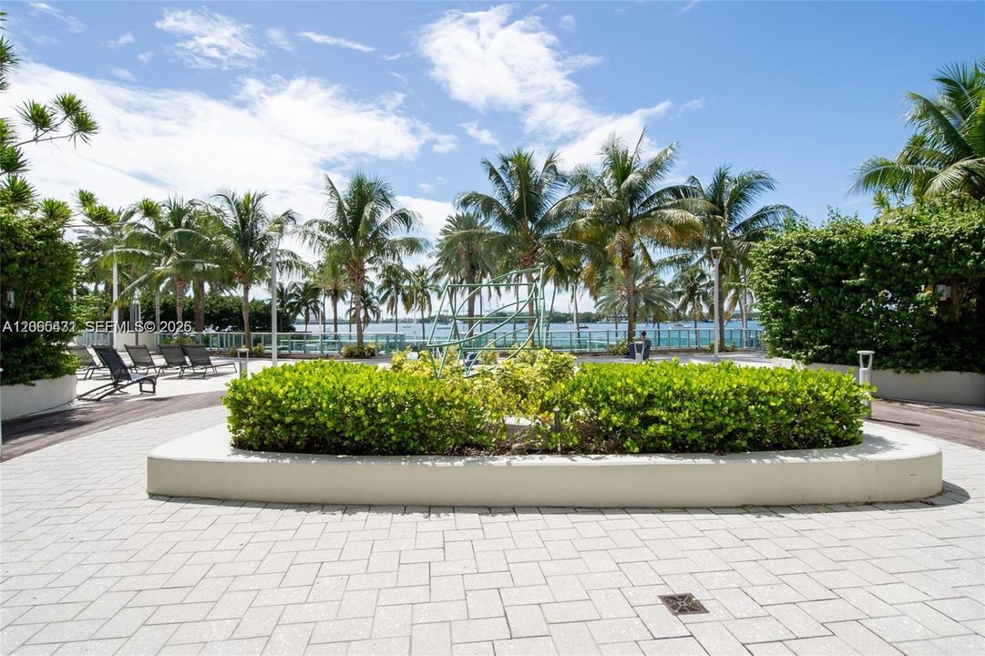 For Sale: $690,000 (2 beds, 2 baths, 1072 Square Feet)