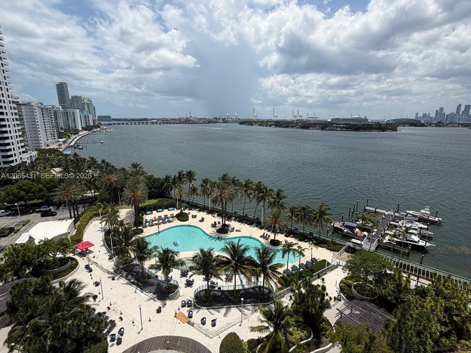 For Sale: $690,000 (2 beds, 2 baths, 1072 Square Feet)