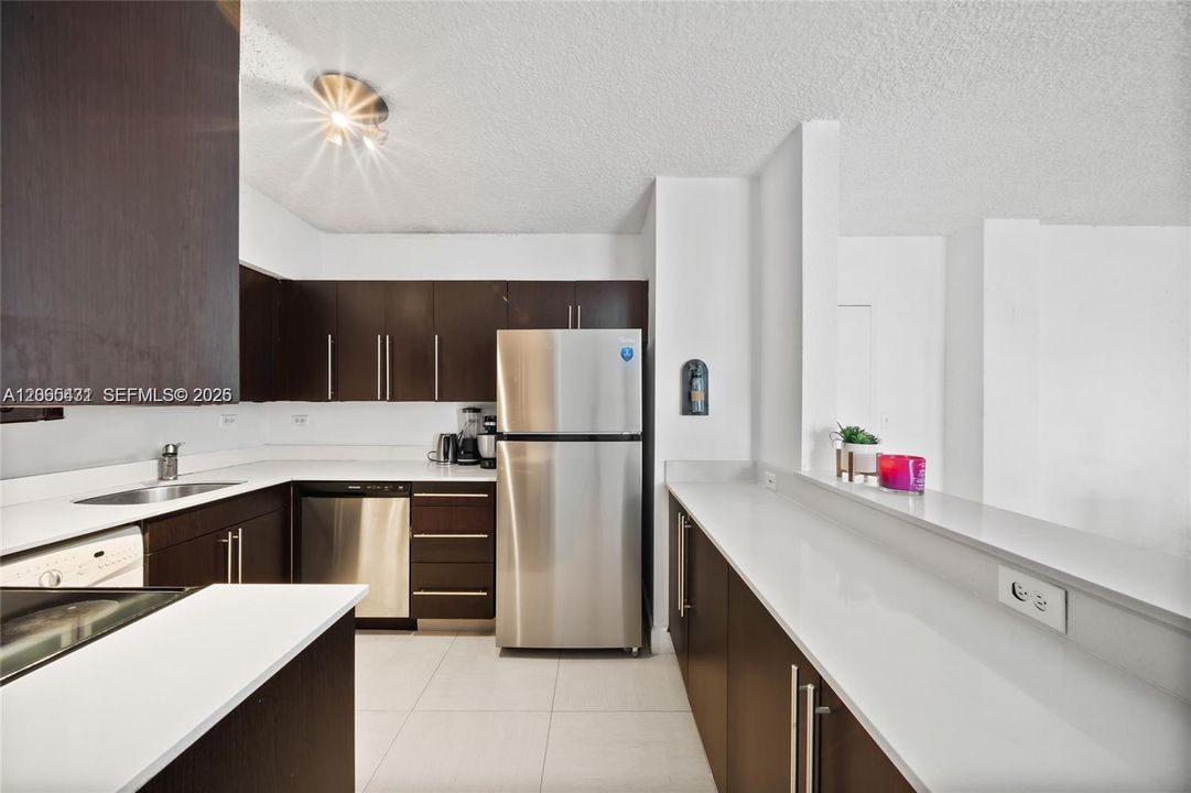 For Sale: $690,000 (2 beds, 2 baths, 1072 Square Feet)