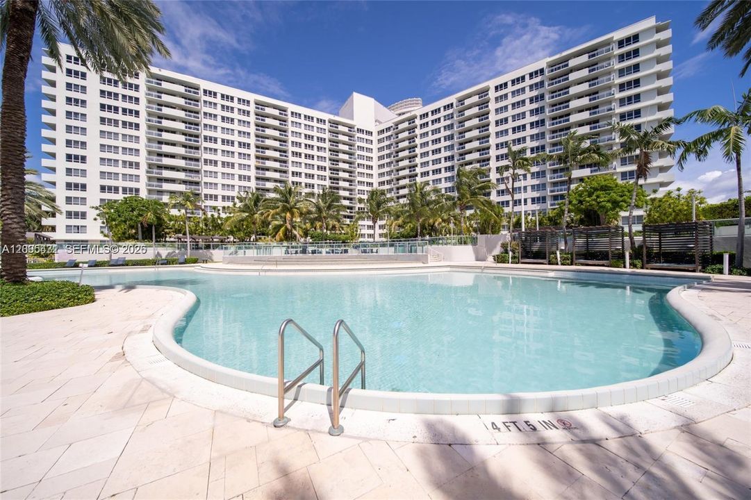 For Sale: $690,000 (2 beds, 2 baths, 1072 Square Feet)