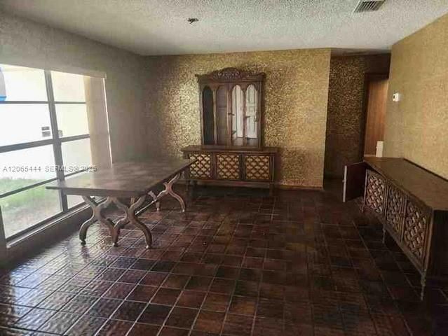 En Venta: $525,000 (4 camas, 3 baños, 2728 Pies cuadrados)