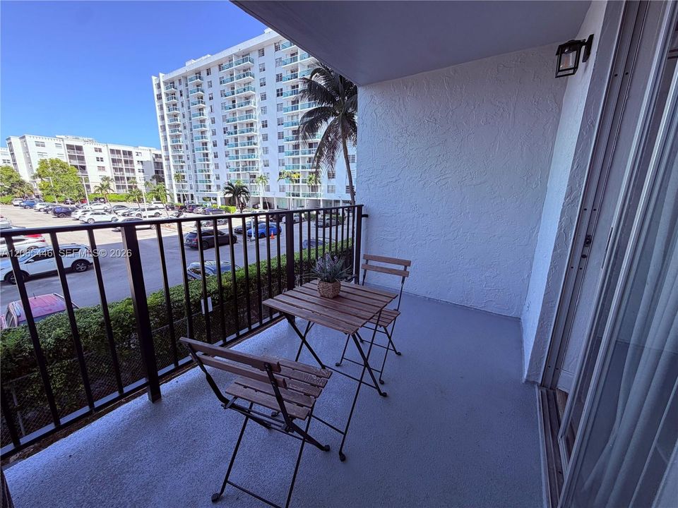 For Sale: $247,000 (2 beds, 2 baths, 937 Square Feet)