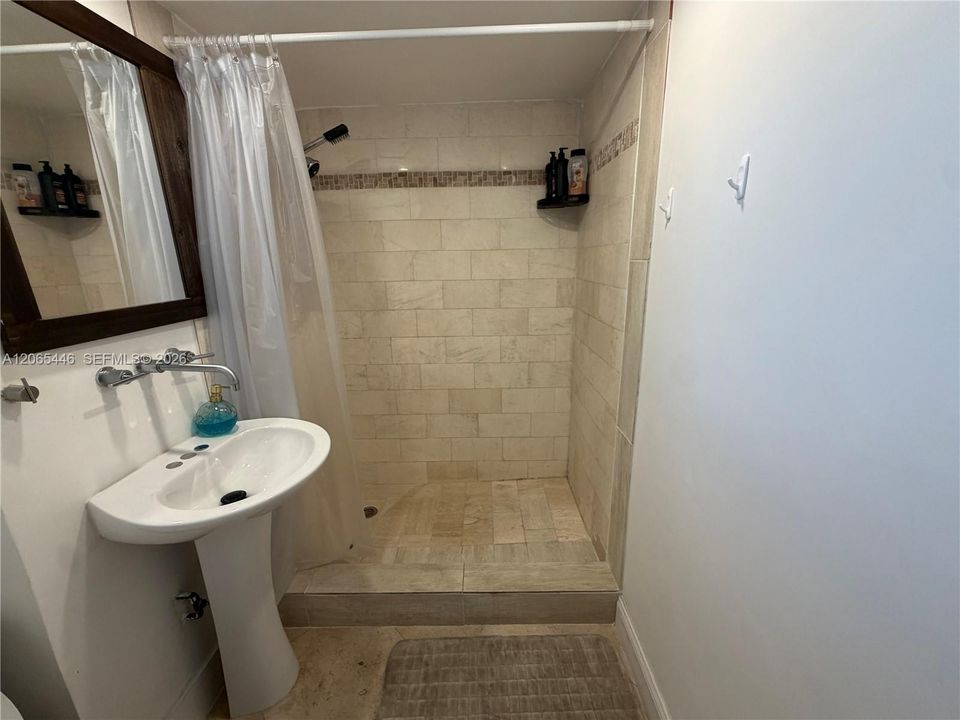 For Sale: $247,000 (2 beds, 2 baths, 937 Square Feet)