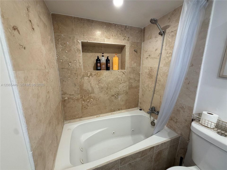 For Sale: $247,000 (2 beds, 2 baths, 937 Square Feet)