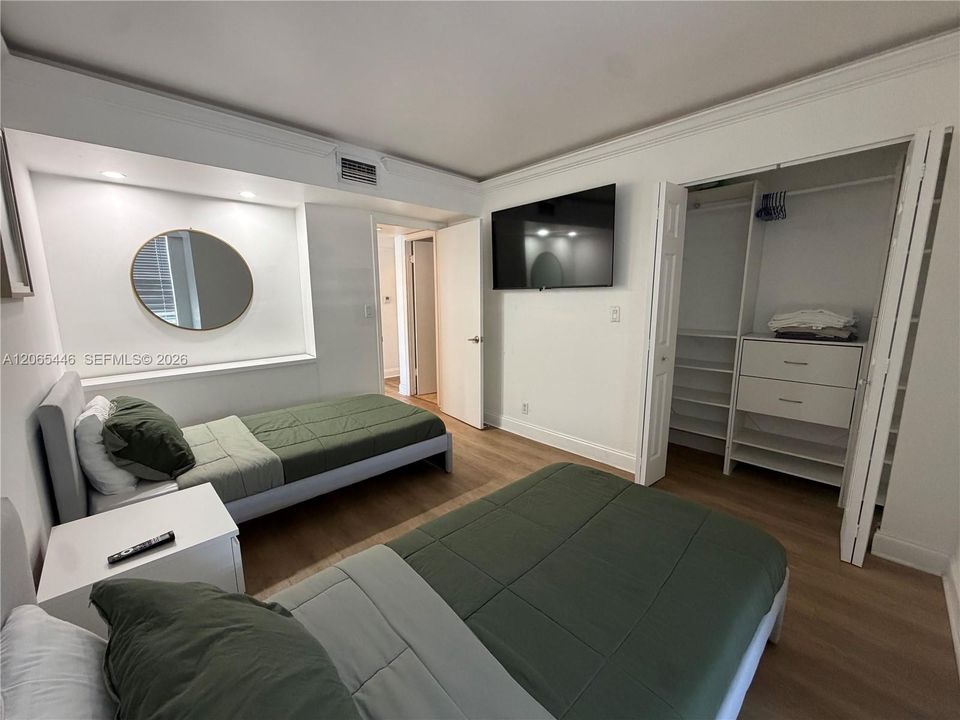 For Sale: $247,000 (2 beds, 2 baths, 937 Square Feet)