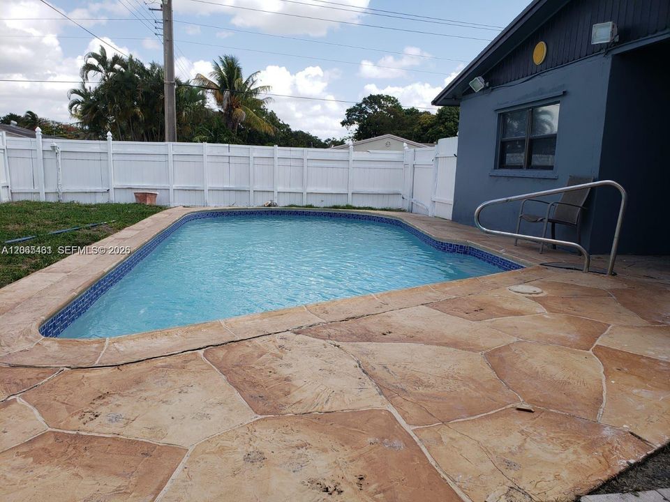 For Rent: $3,500 (4 beds, 2 baths, 1536 Square Feet)