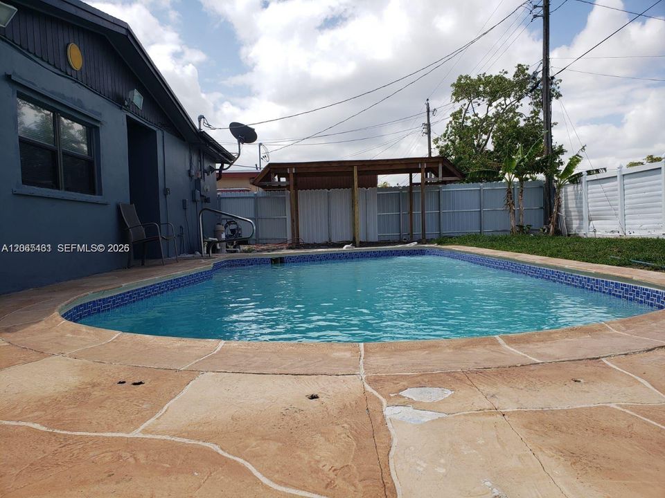 For Rent: $3,500 (4 beds, 2 baths, 1536 Square Feet)