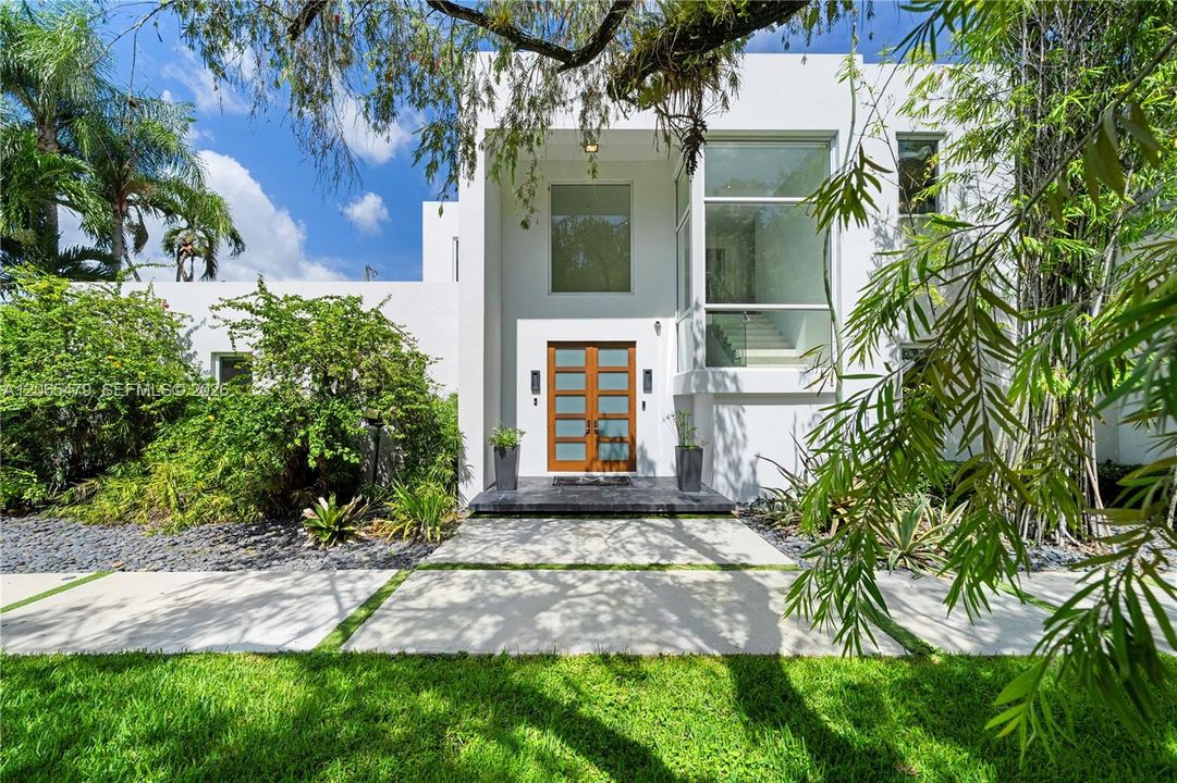 For Sale: $5,650,000 (7 beds, 7 baths, 5452 Square Feet)
