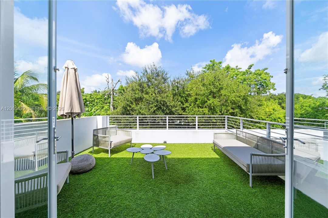 For Sale: $5,650,000 (7 beds, 7 baths, 5452 Square Feet)