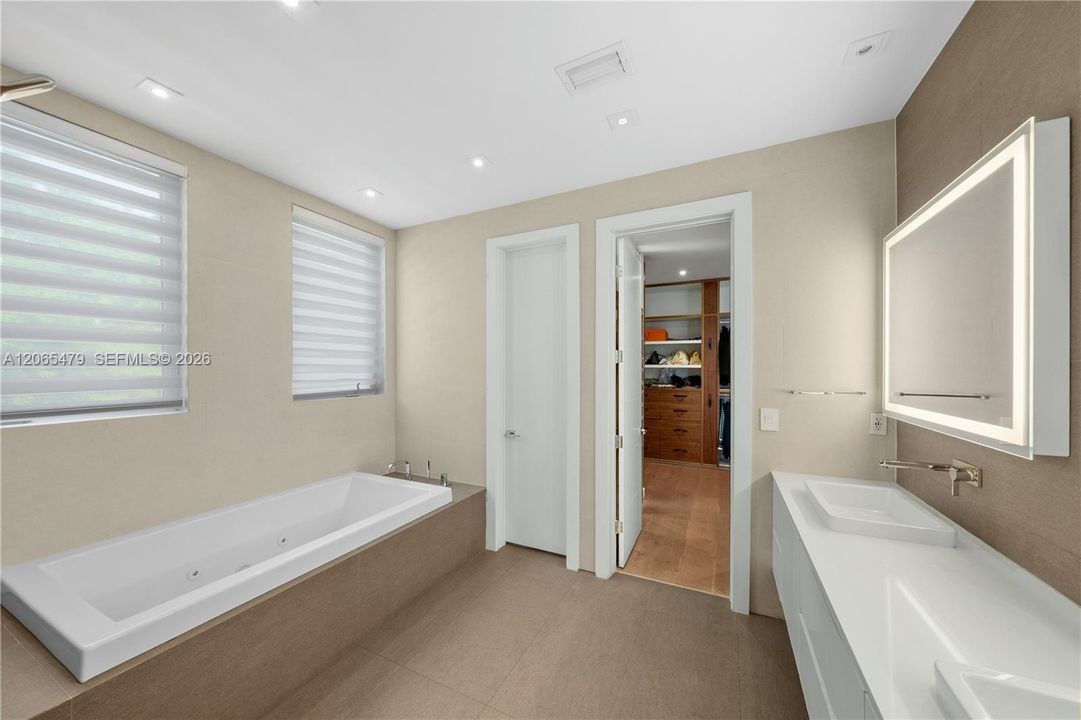 For Sale: $5,650,000 (7 beds, 7 baths, 5452 Square Feet)