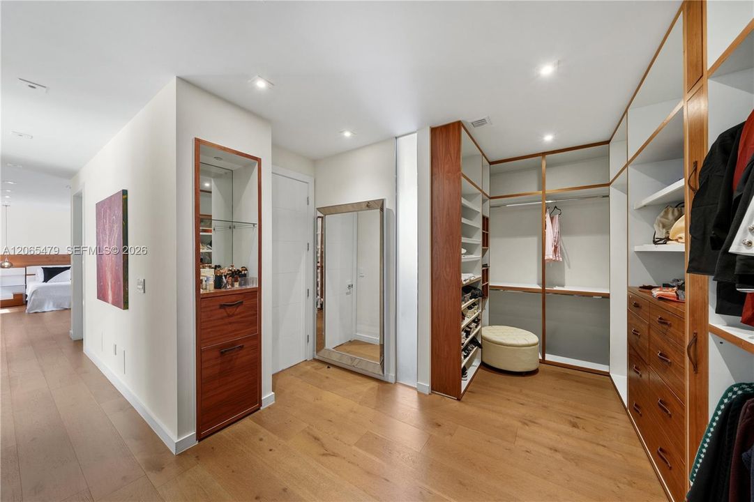 For Sale: $5,650,000 (7 beds, 7 baths, 5452 Square Feet)
