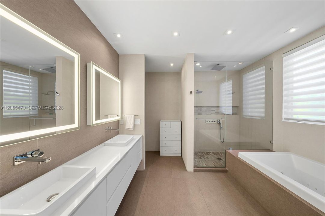 For Sale: $5,650,000 (7 beds, 7 baths, 5452 Square Feet)