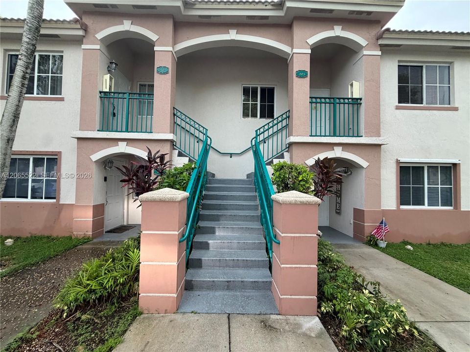 For Rent: $1,900 (2 beds, 2 baths, 815 Square Feet)