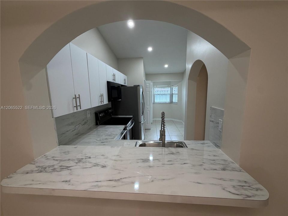 For Rent: $1,900 (2 beds, 2 baths, 815 Square Feet)