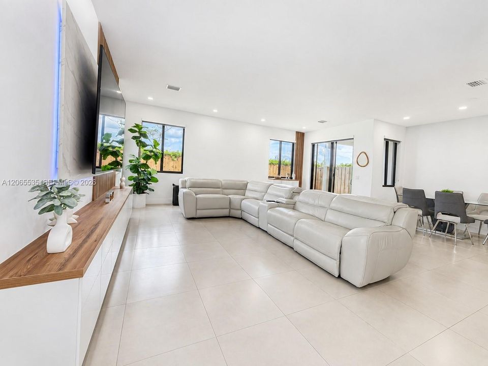 For Sale: $767,000 (4 beds, 3 baths, 2534 Square Feet)