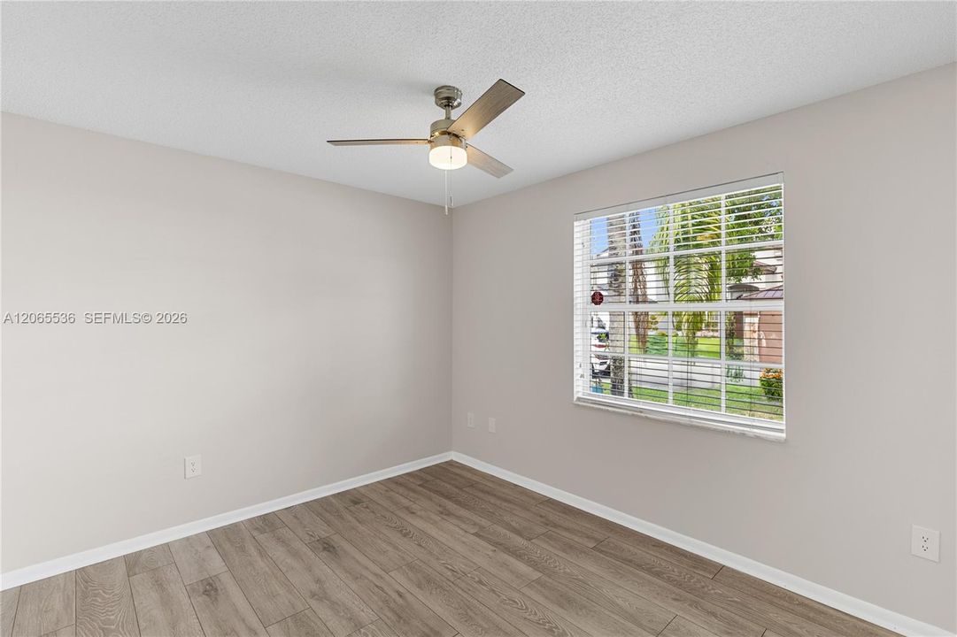Activo con contrato: $3,600 (3 camas, 2 baños, 1590 Pies cuadrados)