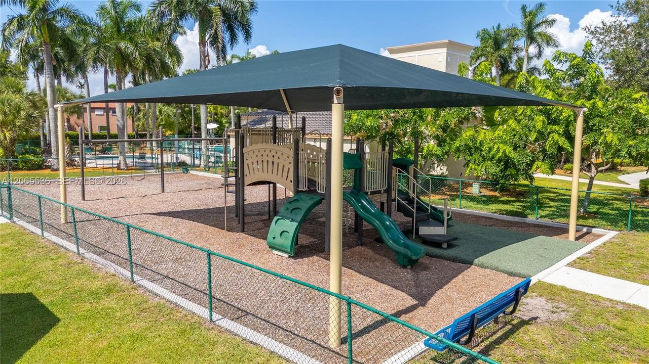 Activo con contrato: $3,600 (3 camas, 2 baños, 1590 Pies cuadrados)
