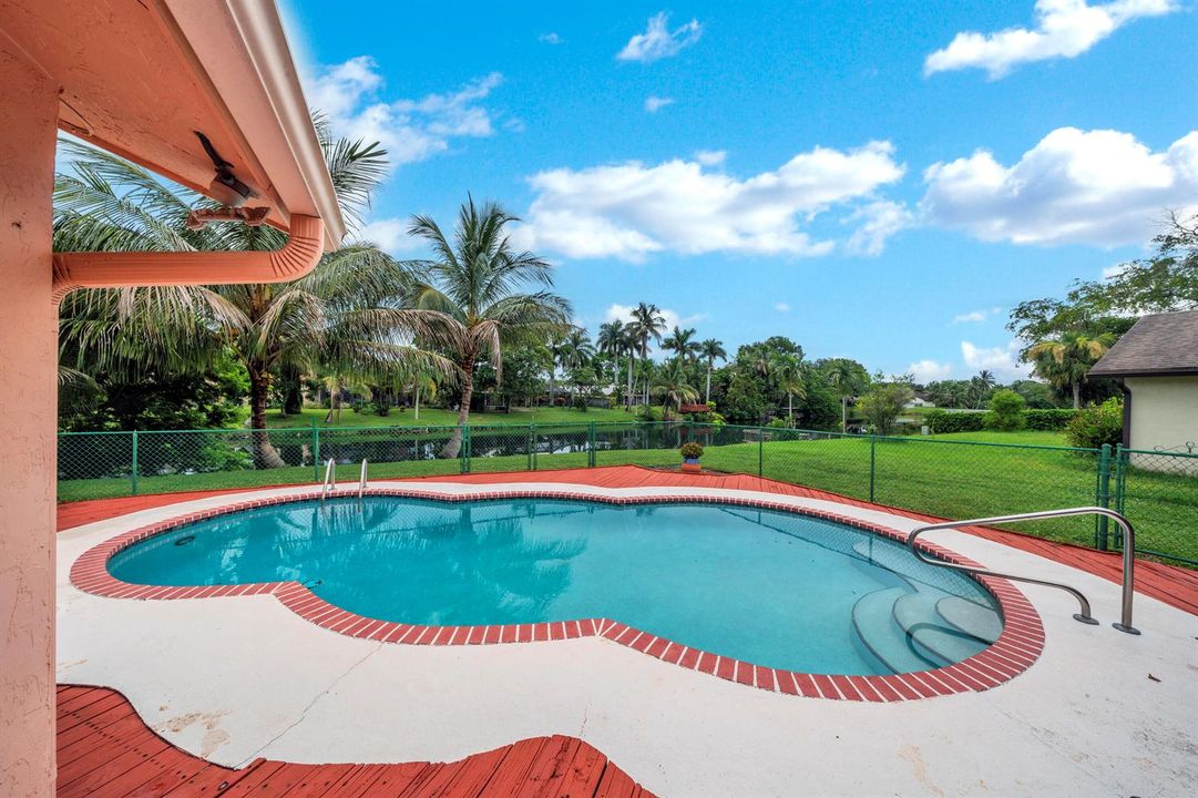 10 Pool + backyard (1)