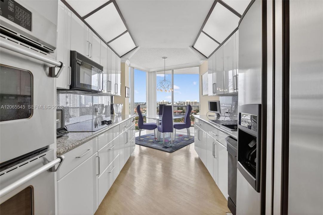 For Sale: $1,450,000 (2 beds, 2 baths, 1800 Square Feet)