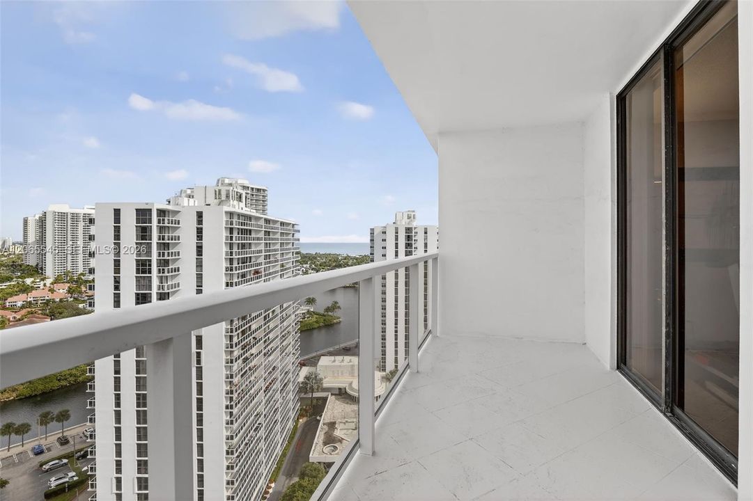 For Sale: $1,450,000 (2 beds, 2 baths, 1800 Square Feet)
