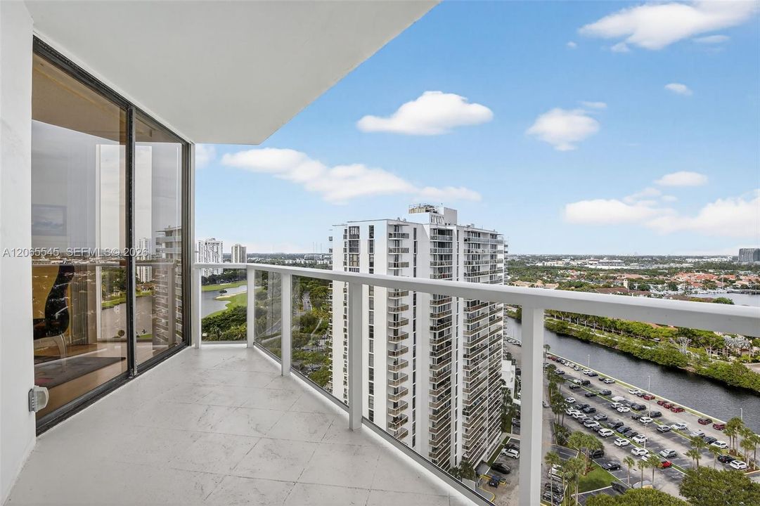 For Sale: $1,450,000 (2 beds, 2 baths, 1800 Square Feet)