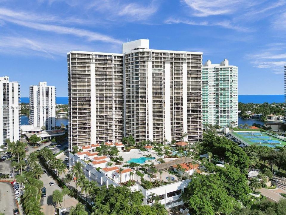 For Sale: $1,450,000 (2 beds, 2 baths, 1800 Square Feet)