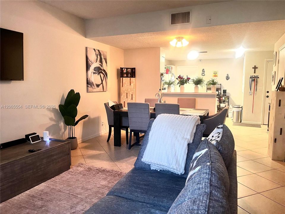 En Venta: $459,000 (2 camas, 2 baños, 1131 Pies cuadrados)