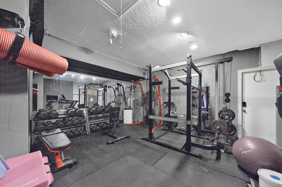 042-023-Exercise Room-4000x2664