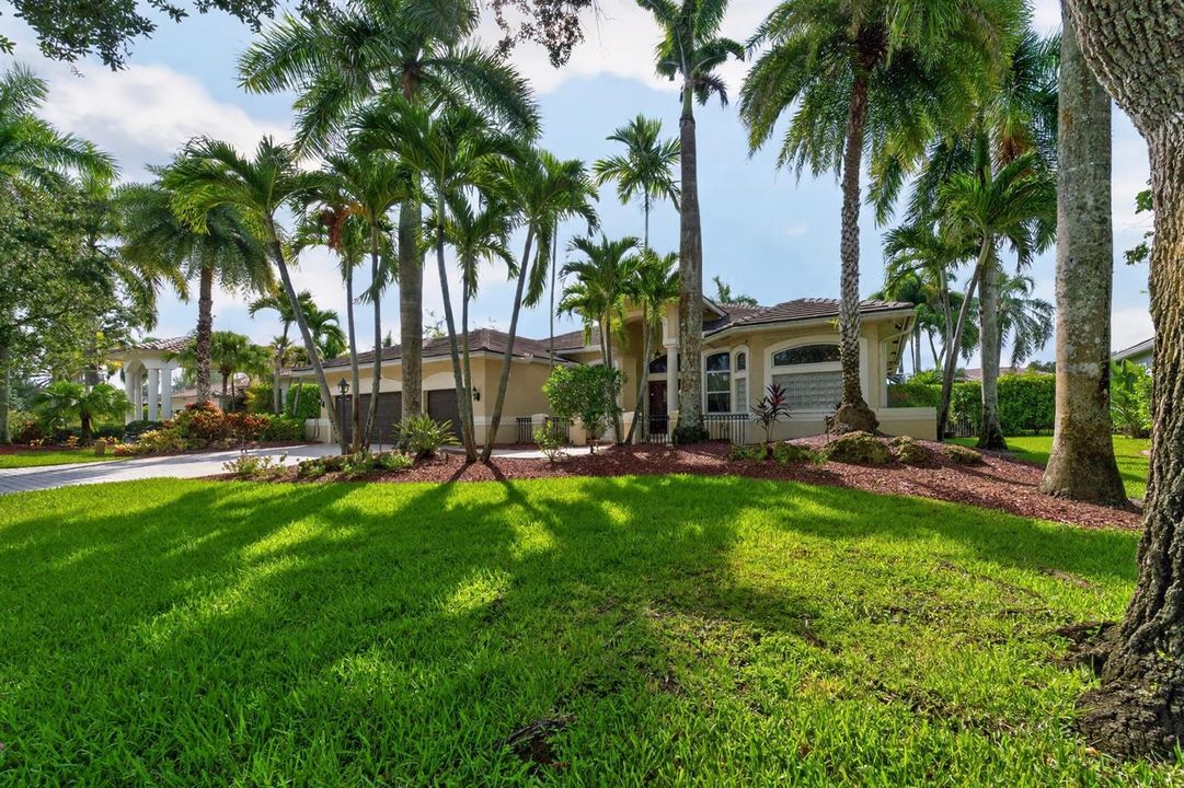 004-006-Front Yard-4000x2666