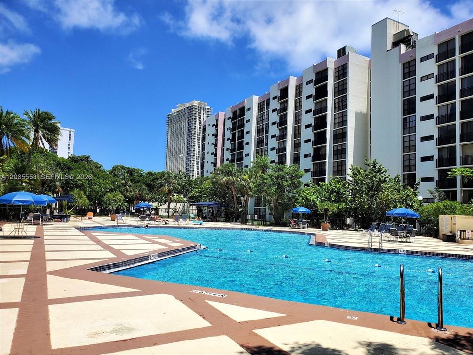 For Sale: $295,000 (2 beds, 2 baths, 894 Square Feet)