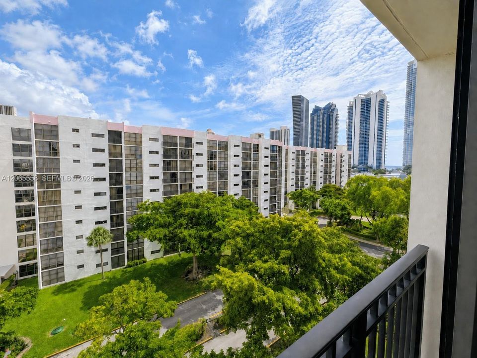 For Sale: $295,000 (2 beds, 2 baths, 894 Square Feet)