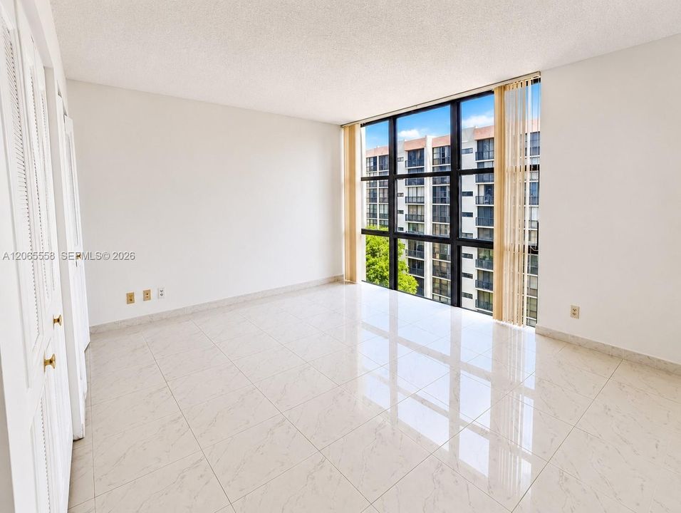 For Sale: $295,000 (2 beds, 2 baths, 894 Square Feet)
