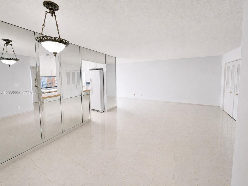 For Sale: $295,000 (2 beds, 2 baths, 894 Square Feet)