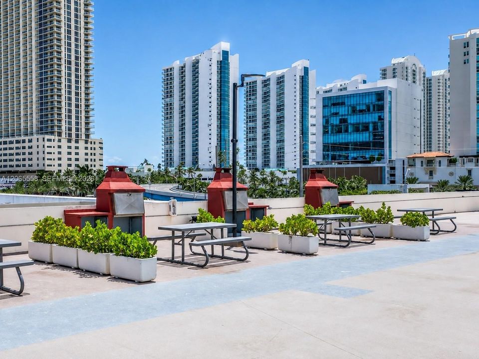 For Sale: $295,000 (2 beds, 2 baths, 894 Square Feet)