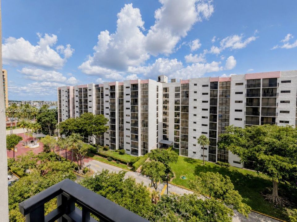 For Sale: $295,000 (2 beds, 2 baths, 894 Square Feet)