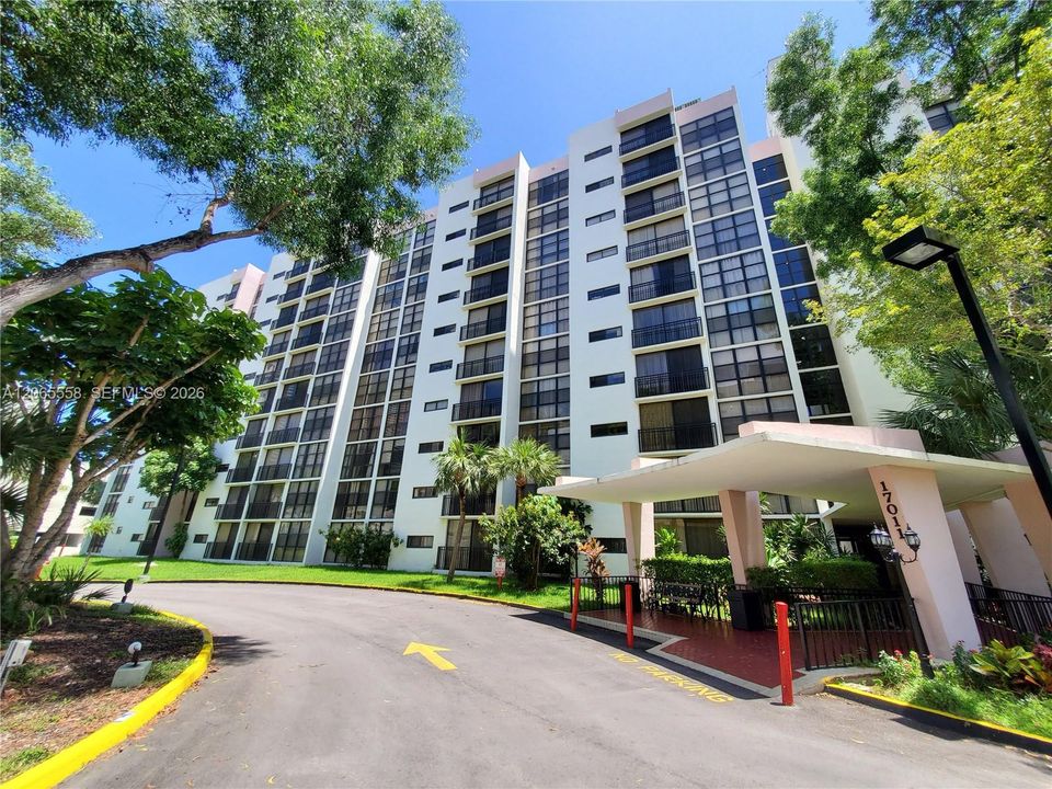 For Sale: $295,000 (2 beds, 2 baths, 894 Square Feet)