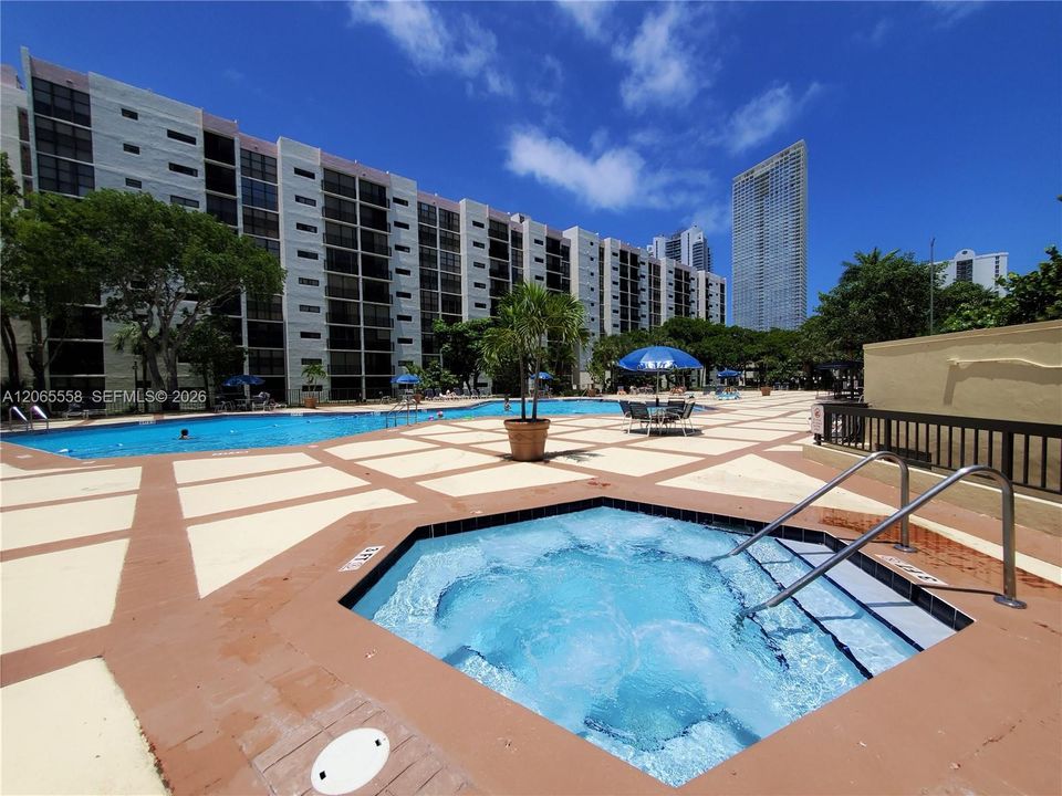 For Sale: $295,000 (2 beds, 2 baths, 894 Square Feet)