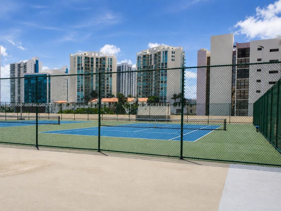 For Sale: $295,000 (2 beds, 2 baths, 894 Square Feet)