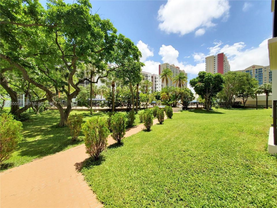 For Sale: $295,000 (2 beds, 2 baths, 894 Square Feet)