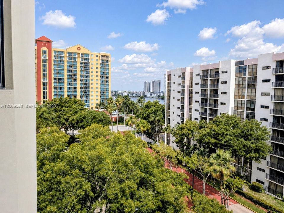 For Sale: $295,000 (2 beds, 2 baths, 894 Square Feet)
