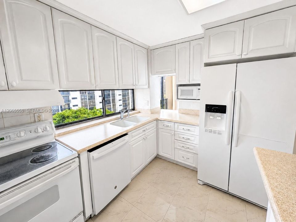 For Sale: $295,000 (2 beds, 2 baths, 894 Square Feet)