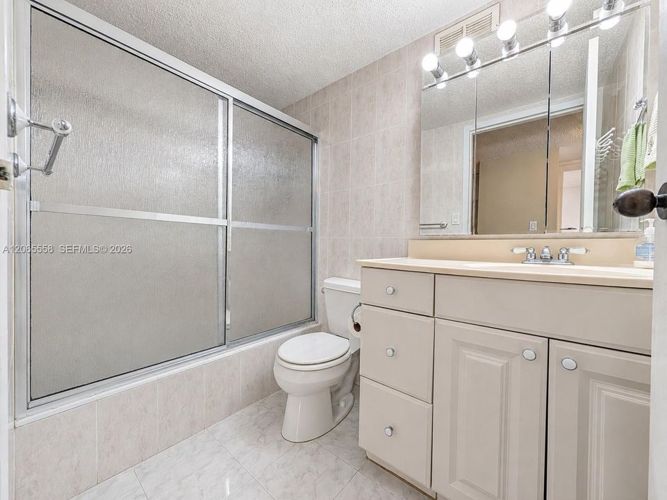 For Sale: $295,000 (2 beds, 2 baths, 894 Square Feet)